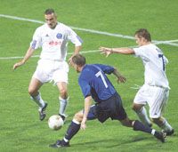 Az elsô mérkôzésen gólt szerzô Darko Ljubojevics (balra) bokájáról lekerült a kötés