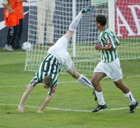 A Brazíliából érkezett, ám ma már magyar állampolgárságú játékos, Leandro (jobbra) azt szereti a futballunkban, hogy abban a keménység mellett ügyesség is felfedezhetô: lám, Gera Zoltán milyen szépen szaltózik a góljai után.