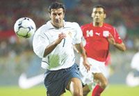 Luis Figo (7) és a portugál válogatott a vb utáni elsô hazai mérkôzésén nem tudta feledtetni szurkolóival az ázsiai kudarcot