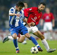 Paulo Ferreira (balra) és Giggs talán utoljára küzd meg, a védôt ugyanis vinné az MU