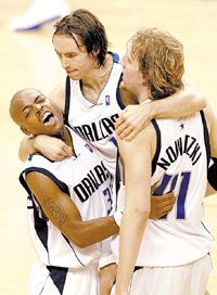 Hárman a dallasi hôsök közül (balról): Nick Van Exel, Steve Nash és Dirk Nowitzki