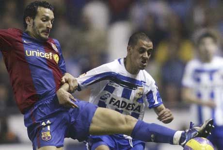 Hatalmas csatát hozott a Deportivo és a Barcelona összecsapása, itt Gianluca Zambrotta (balra), a Barca és Fabián Estoyanoff, a Depor játékosa küzd a labdáért