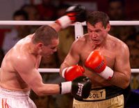 Erdei Zsolt (jobbra) legutóbb tavaly bokszolt itthon, akkor Budapesten lépett ringbe, most talán Debrecenben teheti meg ugyanezt