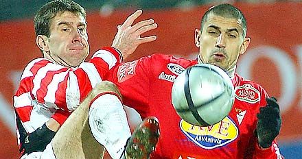 Nem veszélytelen foglalkozás a futballistáké: a nagy küzdelemben olykor túl közel kerül a támadó, ez esetben Kerekes Zsombor (jobbra) arcához a labda, és az ellenfél védôjének cipôje (Fotó: Czeglédi Zsolt)