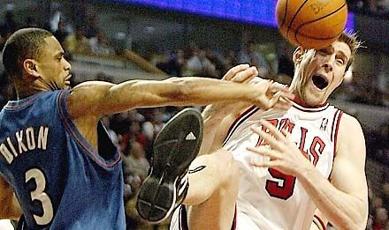 Juan Dixon, a Washington játékosa éppen &#8222;bemos&#8221; egyet a chicagói Andres Nocioninak. Hát ezt érdemli egy olimpiai bajnok!? (fotók: Reuters)