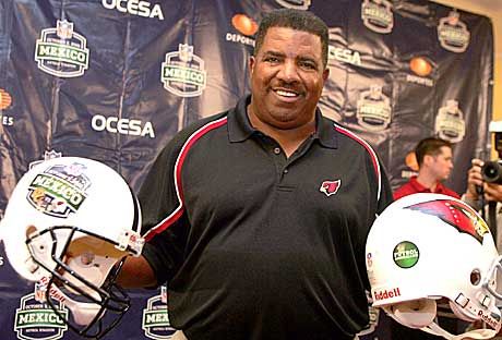 Az Arizona Cardinals edzője, Dennis Green (képünkön) duplán is örülhetett az NFL első mexikói mérkőzésének: a találkozó egyfelől a liga új közönségrekordját, másfelől csapata győzelmét is hozta