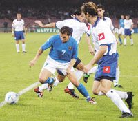 Del Piero (7) teheti talán a legtöbbet azért, hogy a cardiffi mérkôzés után Trapattoninak hívják az olaszok szövetségi kapitányát Del Piero (7) teheti talán a legtöbbet azért, hogy a cardiffi mérkôzés után Trapattoninak hívják az olaszok szövetségi kapitányát