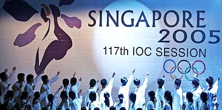 Látványos megnyitóval kezdôdött Szingapúrban a Nemzetközi Olimpiai Bizottság 117. ülése