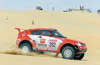 A Dakar-címvédô Maszuoka Hirosi Dubaiban már kipróbálhatta a Mitsubishi &#8222;újszülöttjét&#8221;, amely a sivatagi show-ra készült