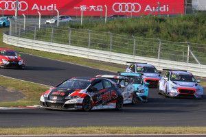 Tassi Attilának (legelöl) küzdelmes hétvégéje volt Forrás: tcr-series.com