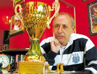 Az ultibajnok jó barát, Kárpáti Tamás (a gyôztesnek járó serleggel), aki Molnár Dániel másik szeretett játékában, a sakkban is otthon van