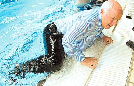 Az elázott patrónus &#8211; Sugár András a Domino pólóbajnoki címe után ugrott a medencébe örömében