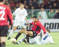 Ryan Giggs (középen) két éve már megismerkedett a Puskás Ferenc-stadion talajával (Fotó: Németh Ferenc)