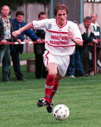 Liviu Bonchis, a vendégegyüttes román légiósa szorgalmasan dolgozott a középpályán (Fotó. Unger Tamás) Liviu Bonchis, a vendégegyüttes román légiósa szorgalmasan dolgozott a középpályán (Fotó. Unger Tamás)