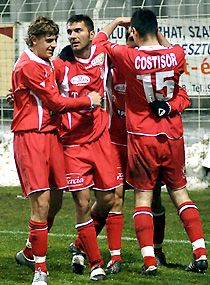 Bagoly Gábor (középen) joggal fogadhatta a társak (balra Cristian Cigan, jobbra Alexander Costisor) gratulációját, egymaga három gólt szerzett