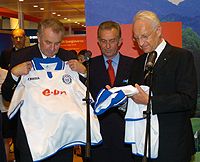 Edmond Stoiber (jobbról), Konrad Kreuzer és Hans Spitzner bajor államtitkár az e.on ZTE mezével