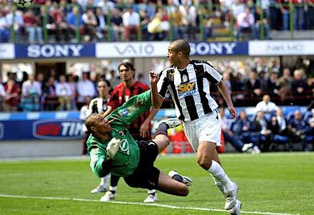 Talán a bajnoki címet eldöntô pillanatok: Del Piero ollózása, majd Trezeguet fejese