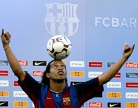 Ronaldinho, a brazilok világbajnoka a jövôben a párizsi helyett a barcelonai szurkolókat kápráztathatja el technikai trükkjeivel