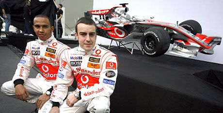 Fernando Alonso (jobbra) és újonc társa, Lewis Hamilton nem csupán futamgyôzelmekre tör a McLaren-Mercedesszel