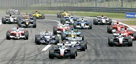 A rajt után néhány száz méterrel: elöl Räikkönen, jobbra Montoya, aki egy másodperc múlva ütközik össze a Räikkönen autója mögött látható Webberrel