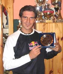 Bitter Sándor a tavalyi vb-sikereiért kapott díjat mutatja &#8211; 2005-ben már dobogós helyezéseket remél