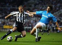 Shearer (balra) vezérletével a Newcastle a PSV-n már túljutott, most a Marseille következhet (Fotó: Getty Images)