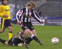 Pavel Nedved ezzel a lövéssel szerezte meg a vezetést a listavezetô Juventusnak