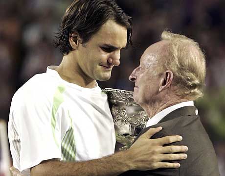 Roger Federer meghatódva vette át a bajnoknak járó trófeát a legendás Rod Lavertôl