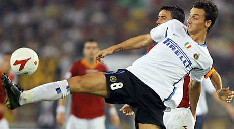 Ahogyan a bosnyák-svéd óriás, Zlatan Ibrahimovic biztosan uralja a labdát, úgy csapata, az Inter is megnyugtató elônnyel birtokolja az elsô helyet a bajnokság felének eltelte után