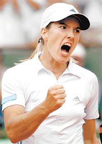 Justine Henin-Hardenne-t hôsként ünnepelték &#8211; legyôzte a címvédô Serena Williamst!