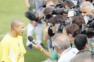 Roberto Carlos szerdán kijelentette, a selecao Anglia ellen brillírozni fog, a gyôzelem pedig a döntôig repítheti csapatát