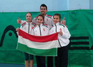 A boldog magyar U12-es leányválogatott: Molnár Kitti, Dinnyés Lili, Varga Viktória ( balról jobbra) edzőjükkel Szatmári Adriánnal
