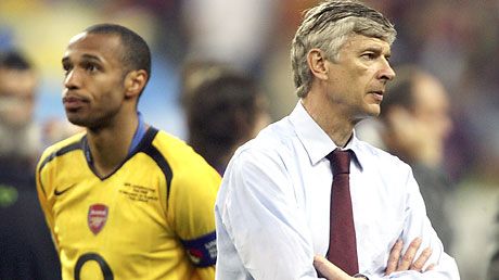 Az ellentét tapintható: Arséne Wenger (jobbra) és Thierry Henry között nincs minden rendben?