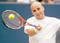 Andre Agassi (képünkön) még másfél órát sem töltött a pályán az elsô fordulóban, ennyi idô elég volt neki a kétszeres Roland Garros-döntôs Alex Corretja kiejtéséhez