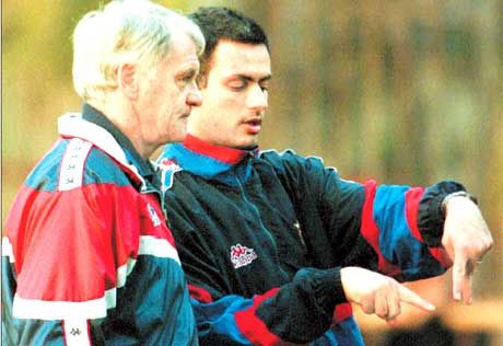 José Mourinho (jobbra) volt a legjobb kéme Sir Bobby Robsonnak, aki nagy bizalommal támaszkodhatott portugál segítôjére