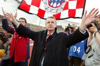 Ottmar Hitzfeld a klub történetének legeredményesebb edzôjeként, hat év után köszönt el a német rekordbajnok Bayern Münchentôl