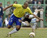 Adriano (balra) végig remek formában futballozott a tornán, hét góljával a Copa legeredményesebbje lett