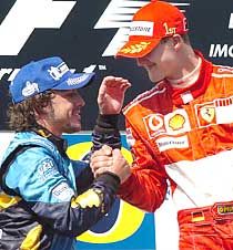 Világbajnokok egymás közt: Schumacher (jobbra) ezúttal legyôzte Alonsót