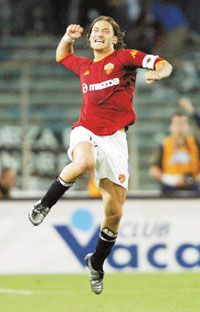 Széles vigyor, ököl a magasban – gólöröm Francesco Totti módra. Ezt szeretik a szurkolók, na és az új viccgyûjteményét, amelyen ugyancsak fetrengnek a röhögéstôl