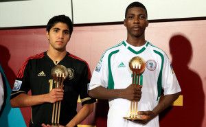 Balra a bronzlabdás, mexikói Iván Ochoa, jobbra pedig a torna legjobb játékosa, Kelechi Iheanacho Forrás: FIFA