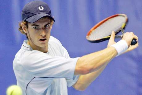 Andy Murray (képünkön) Robby Gineprit búcsúztatta a negyeddöntôben