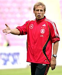 Tessék, uraim, így kell ezt csinálni! ? Jürgen Klinsmann speciális elemeket vitt a felkészítésbe Tessék, uraim, így kell ezt csinálni! ? Jürgen Klinsmann speciális elemeket vitt a felkészítésbe