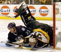 Ennél az ütközésnél is fájóbb Shields kapus számára, hogy négyet kapott az Anaheimtôl (Fotó: Reuters/Brian Snyder)