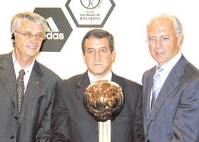 Balról Jacquet, jobbról Beckenbauer, középen Parreira és az a bizonyos aranylabda