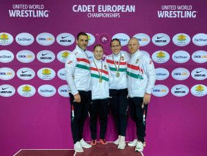 Balról: Gyurasits Csaba (szövetségi edző), az aranyérmes Elekes Enikő, a bronzérmes Nyikos Veronika és Bóna Dániel (szövetségi edző) Forrás: MBSZ