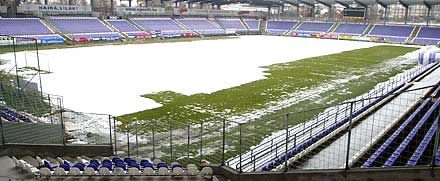 Újpesten takaros hógolyócsatát lehetne vívni, arra azonban egyelôre nincs esély, hogy futballmeccset rendezzenek a Szusza-stadionban (Fotók: Mirkó István)