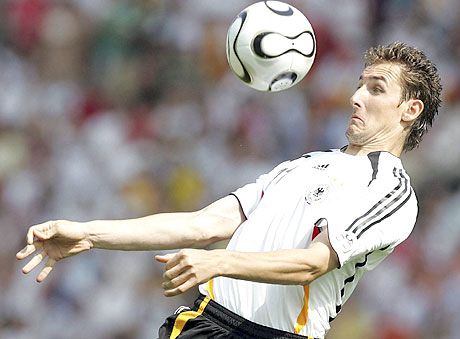 Miroslav Klose technikás játékos, ráadásul nemes szív fölé kerül a labda meccsrôl meccsre