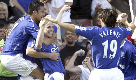 Leírhatatlan az Everton-játékosok öröme: a társak a városi rivális ellen két gólt szerzô Andy Johnsont (középen) ölelgetik