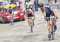 Armstrong mozdulata már ismerôs, néhány méterre a céltól hátranéz: mögötte a rózsaszín mezes Beloki, hátul pedig Heras erôlködik