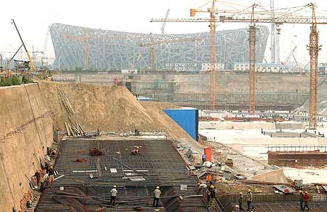 A kínaiak keveset nyilatkoznak az elôkészületekrôl, inkább dolgoznak: a pekingi olimpiai stadion építésénél is tartják a határidôket